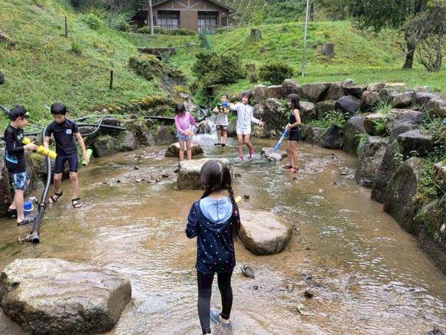 長南学童保育所の子どもたちが水辺で楽しく遊ぶ様子